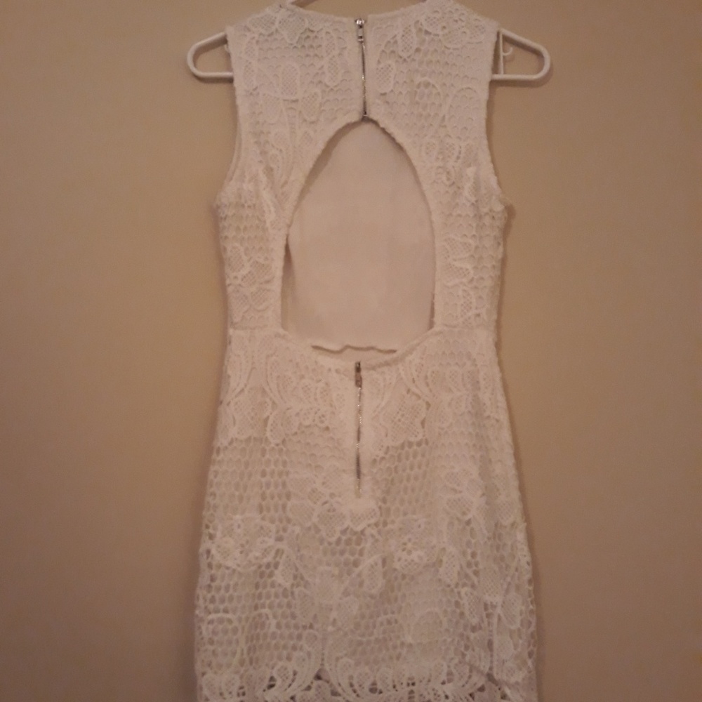 Backless white lace mini-dress